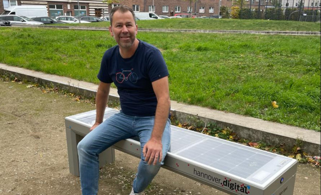 Thorsten Baumert testet die Smart Bench auf dem Jahn-Platz