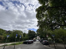 Autos, soweit das Auge reicht: De-Haen-Platz noch mit Parkplätzen und Durchfahrt