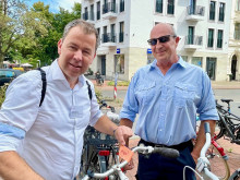 Bezirksbürgermeister Baumert und Abfallfahnder Hübner unterwegs in der List